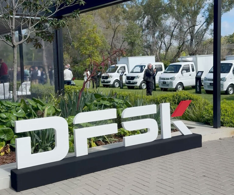 Exhibición de vehículos en el jardín y entrada de Espacio Tigre el evento corporativo de lanzamiento de DFSK