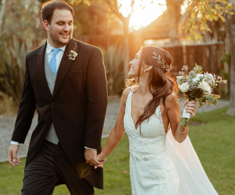 Golden hour mágica de los novios. Casamiento al atardecer en los jardines de Espacio Tigre.