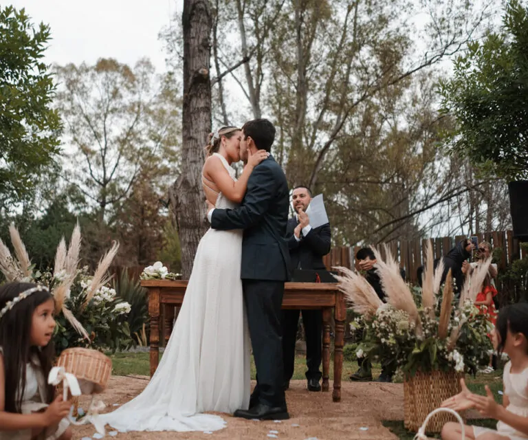 Beso de recién casados en el entorno natural de Espacio Tigre, Casamiento de Viole&Agus