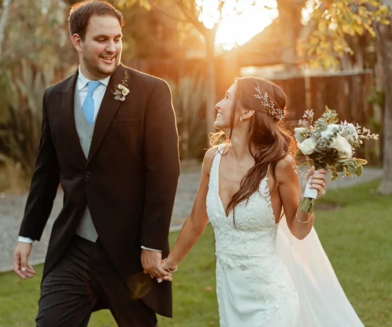 Golden hour mágica de los novios. Casamiento al atardecer en los jardines de Espacio Tigre.