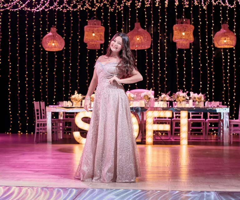 Sofi Cumpleaños de XV frente a la mesa principal en la pista del salón de Espacio Tigre